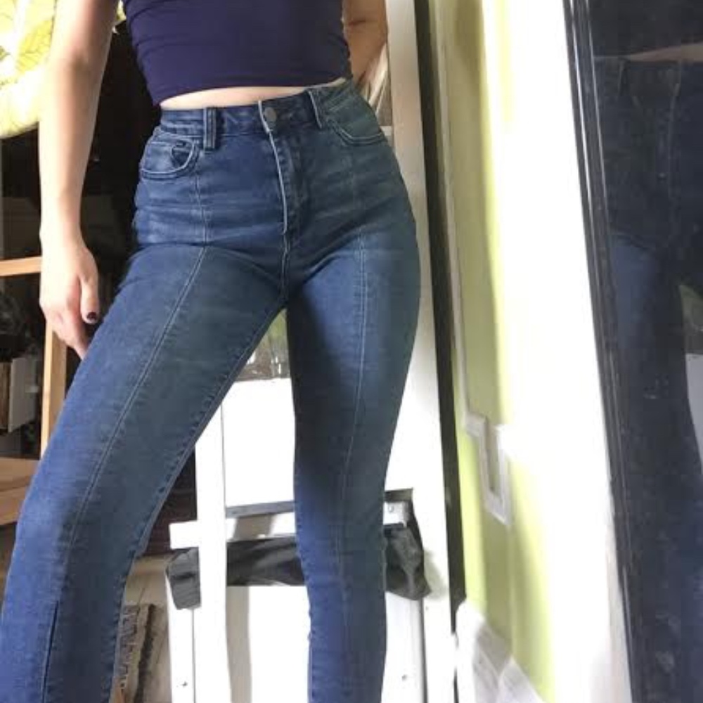HIGH WAISTED BLUE JEANS